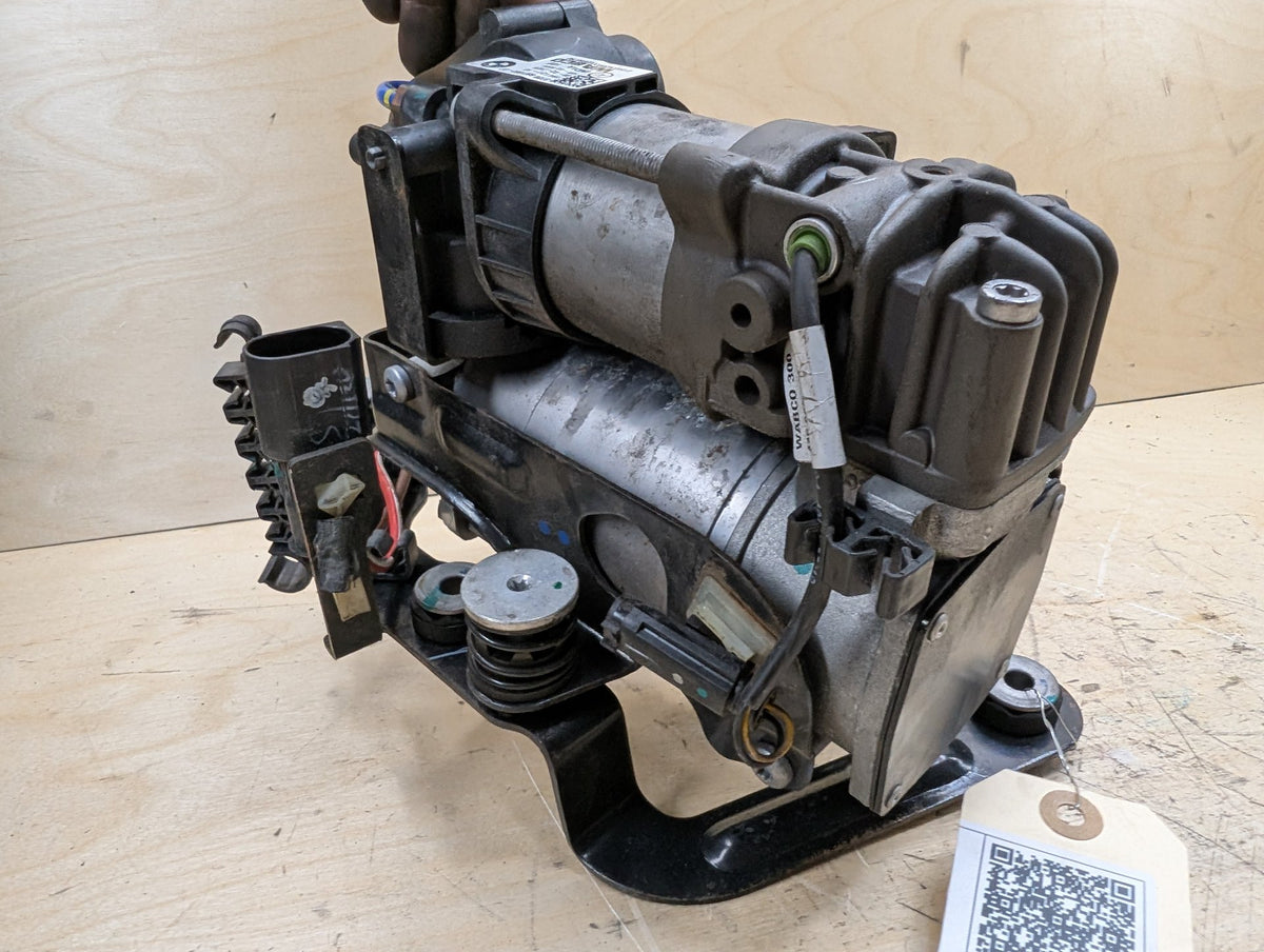 16-22 OEM BMW G11 G12 740 750 M760 Air Suspension Compressor Pump Module Motor