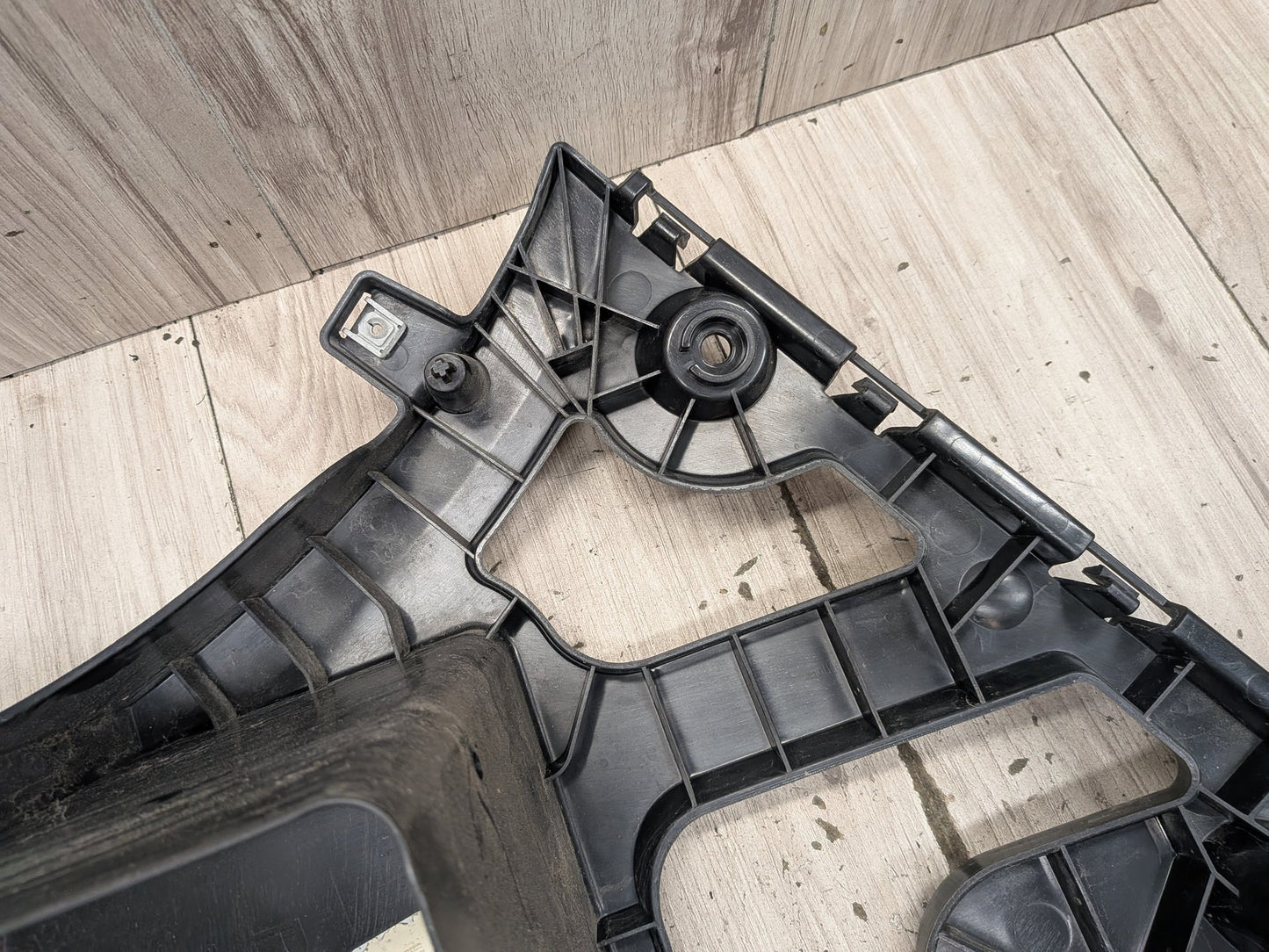 14-18 OEM BMW F85 X5M REAR Right Passenger Bumper Bracket Guide Support Mount