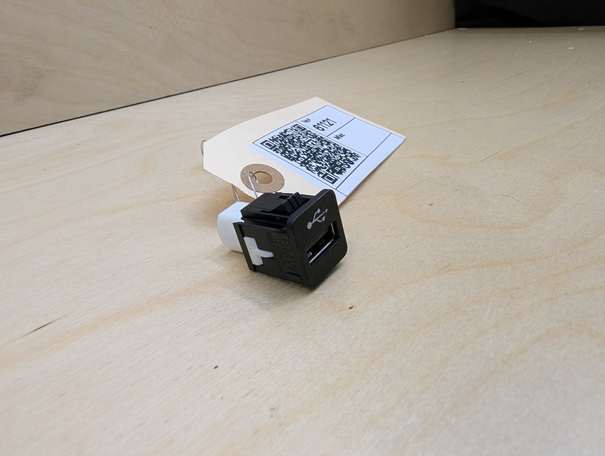 2018-2024 BMW X3 G01 AUX/ USB Charger Port Socket 9229294 OEM