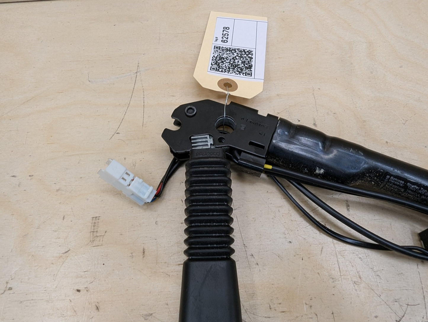 OEM BMW F30 F32 F36 F80 F82 F87 Front Right Passenger Seat Belt Buckle Tensioner