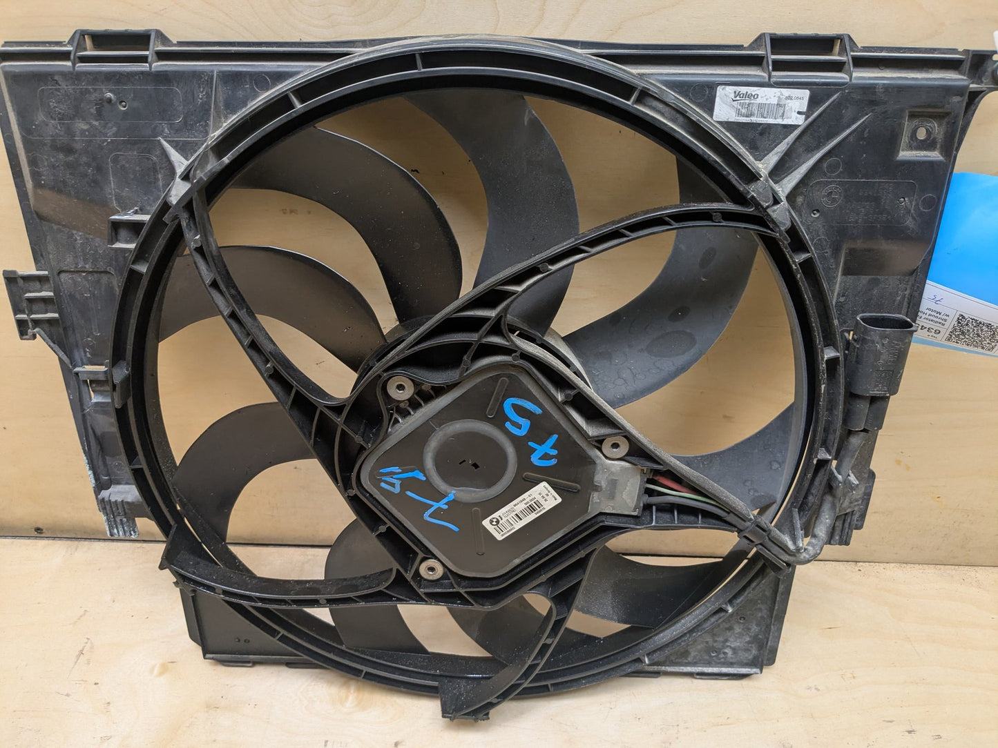 2012-2018 BMW 320i F30 Radiator Fan Shroud Housing w/ Motor 8641963