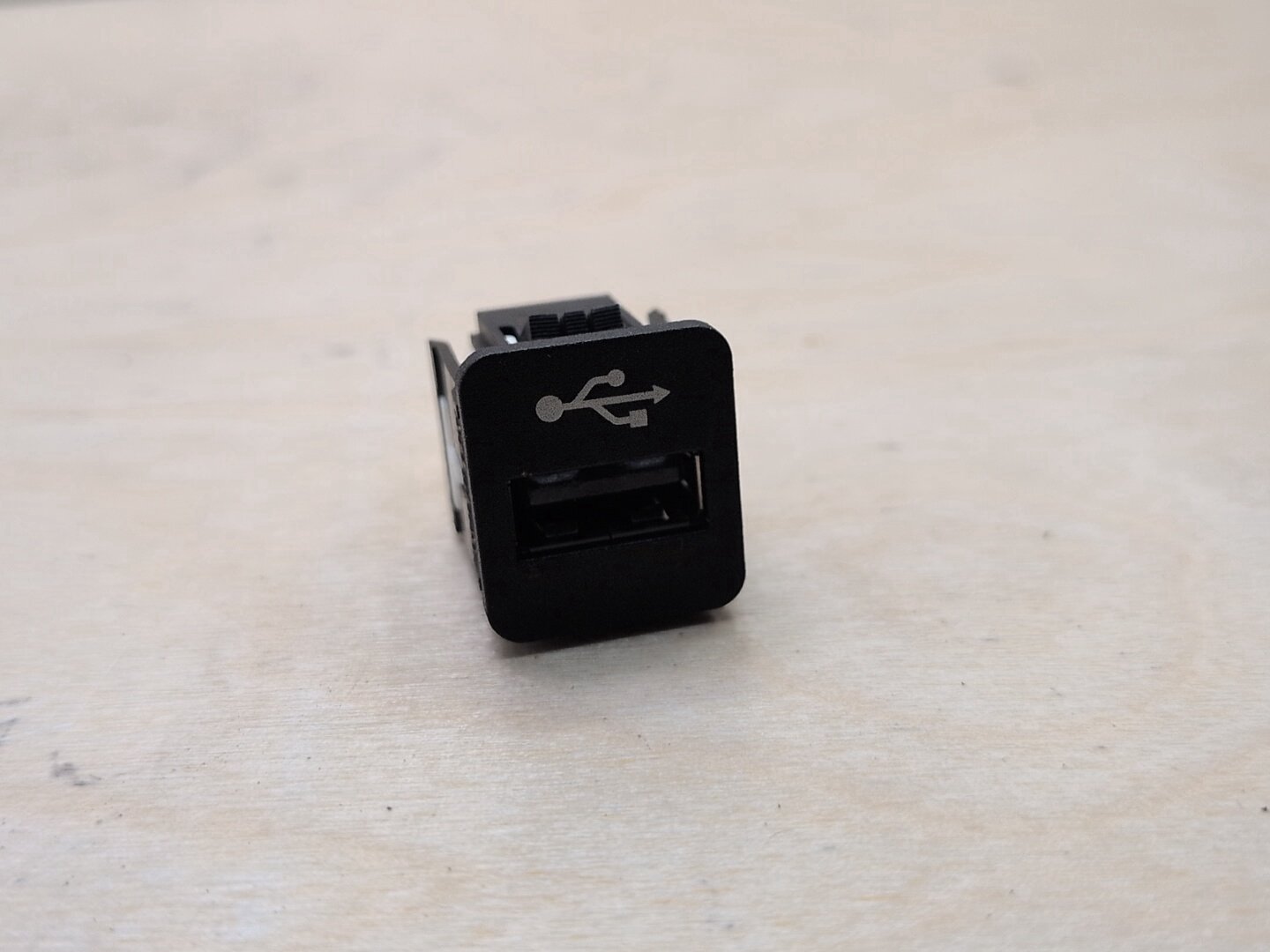 2016-2022 BMW 750i G12 AUX/ USB Charger Port Socket 9229294