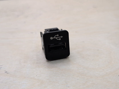 2016-2022 BMW 750i G12 AUX/ USB Charger Port Socket 9229294