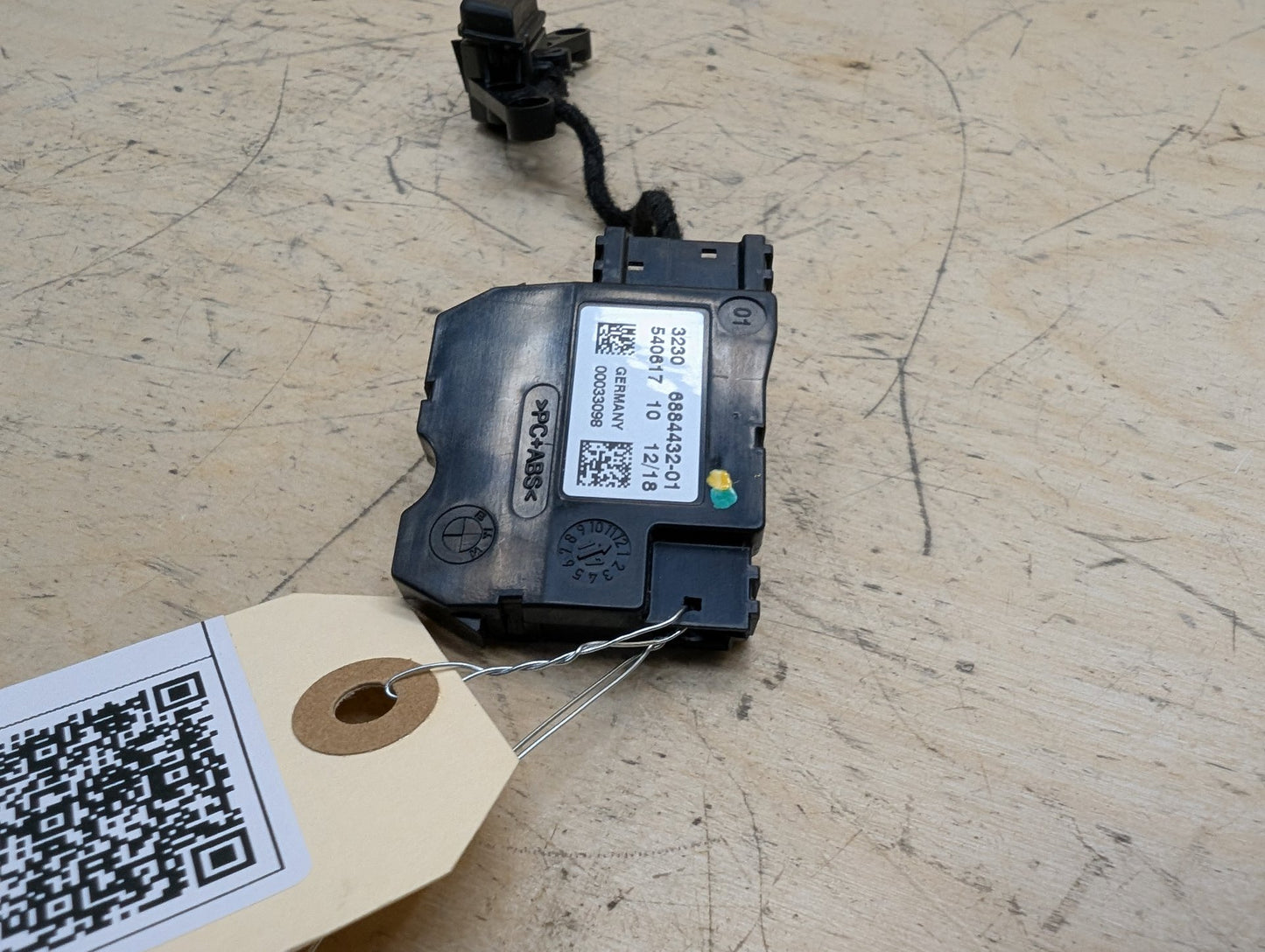 2018-2024 BMW X3 G01 - Steering Wheel Heater Switch PN: 6884432