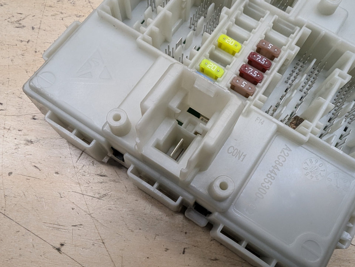 2016-2019 BMW 740i G12 Bdc Body Domain Fem Control Module w/ Key 6830820 OEM