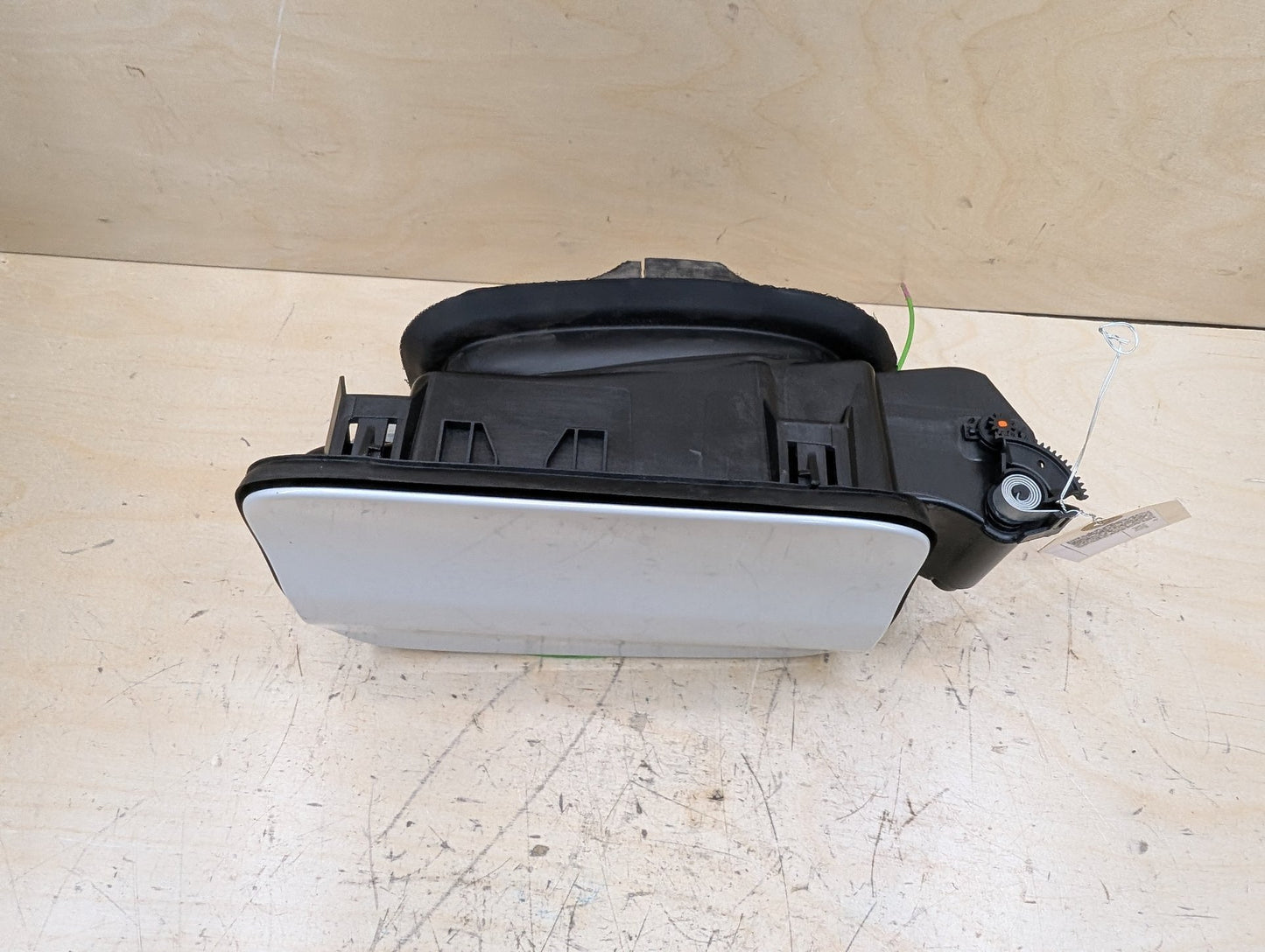 2016-2022 BMW 750i G12 Gas Cover Assembly 7358677
