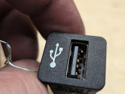 2016-2022 BMW 750i G12 AUX/ USB Charger Port Socket 9299294