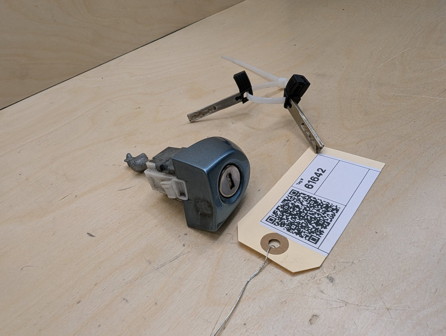 2007-2013 BMW 335i E93 Front Left Driver Key Lock Mechanism w/ Key 7187853