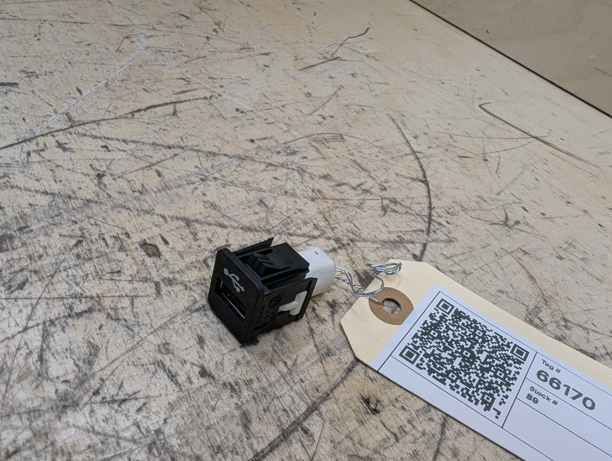 2016-2019 BMW 740i G12 AUX/ USB Charger Port Socket 9229294 OEM