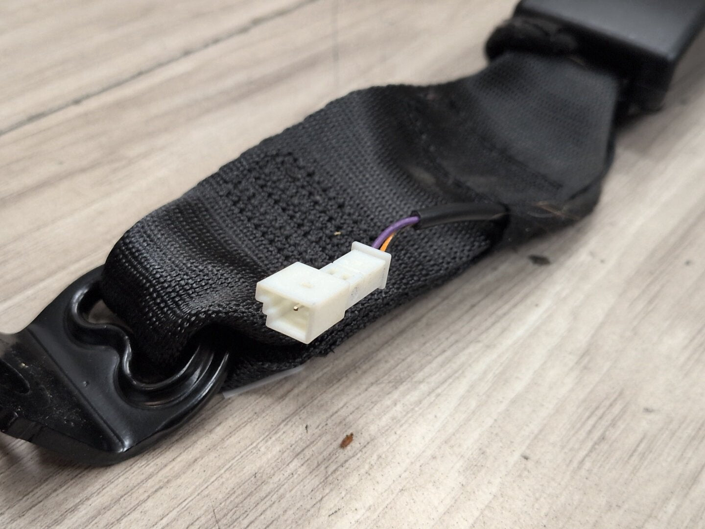 OEM BMW F90 M5 G30 530 540 M550 Rear Center Middle Seatbelt Seat Belt Buckle