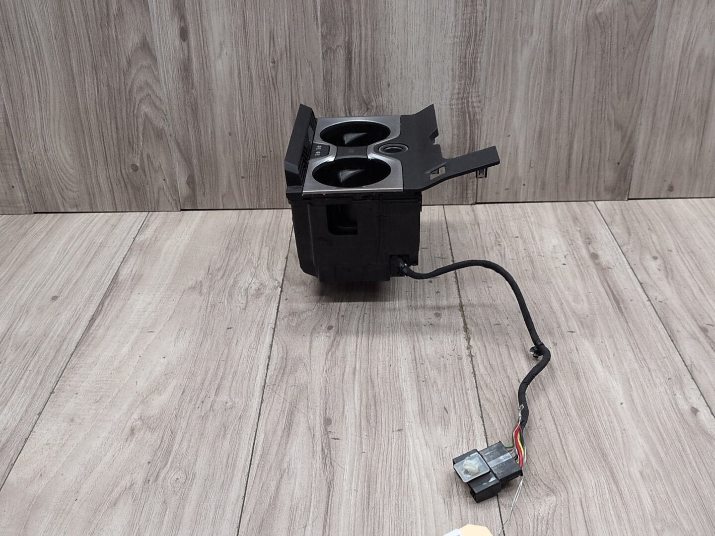 OEM BMW F95 F96 G05 G06 G07 G09 X5 X7 Thermoelectric Center Console Cup Holder