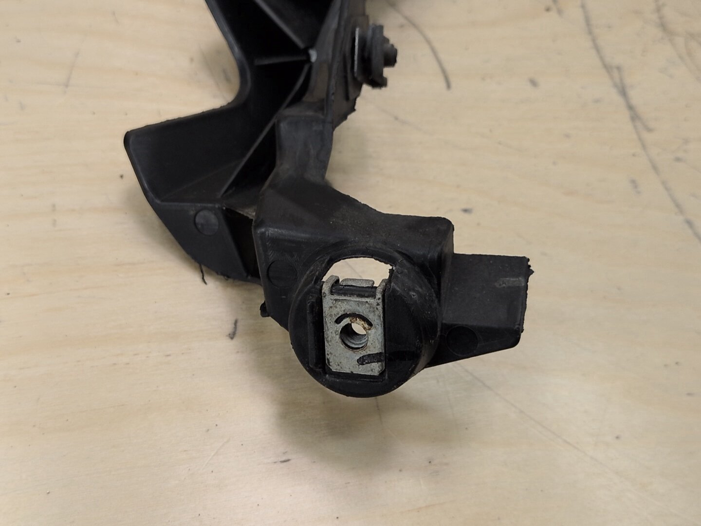 09-11 BMW E90 335 LCI Front Right Passenger Headlight Arm Bracket Mount Plastic