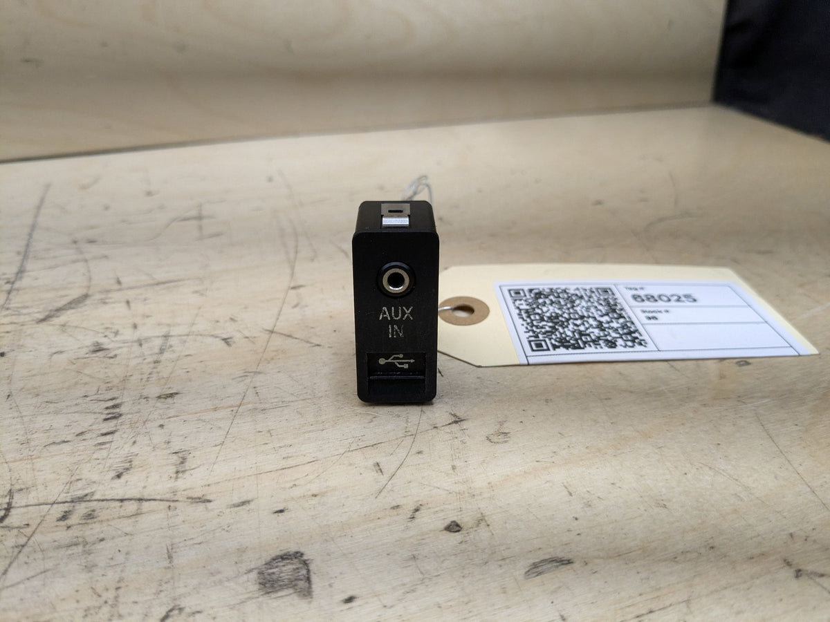 OEM BMW E60 E70 E82 E90 E92 F02 F10 F25 AUX Port USB Plug Input Jack Connector