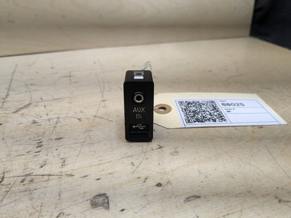 OEM BMW E60 E70 E82 E90 E92 F02 F10 F25 AUX Port USB Plug Input Jack Connector
