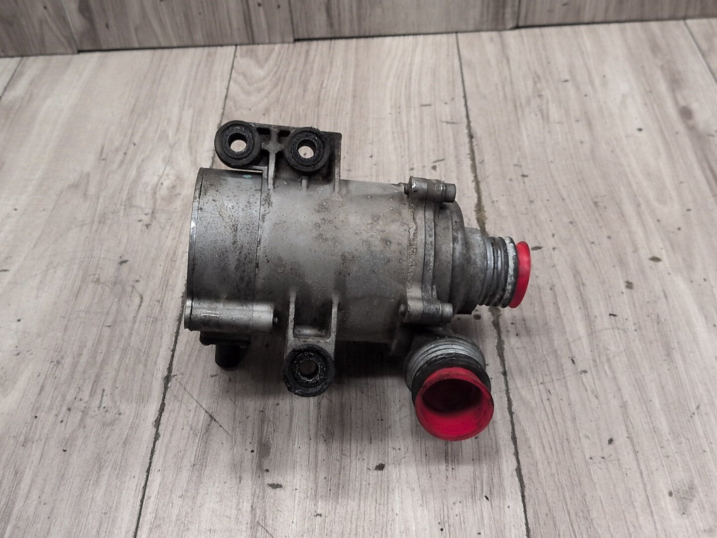 2012-2018 BMW 320i F30 Engine Water Heater Control Valve Pump 7597715