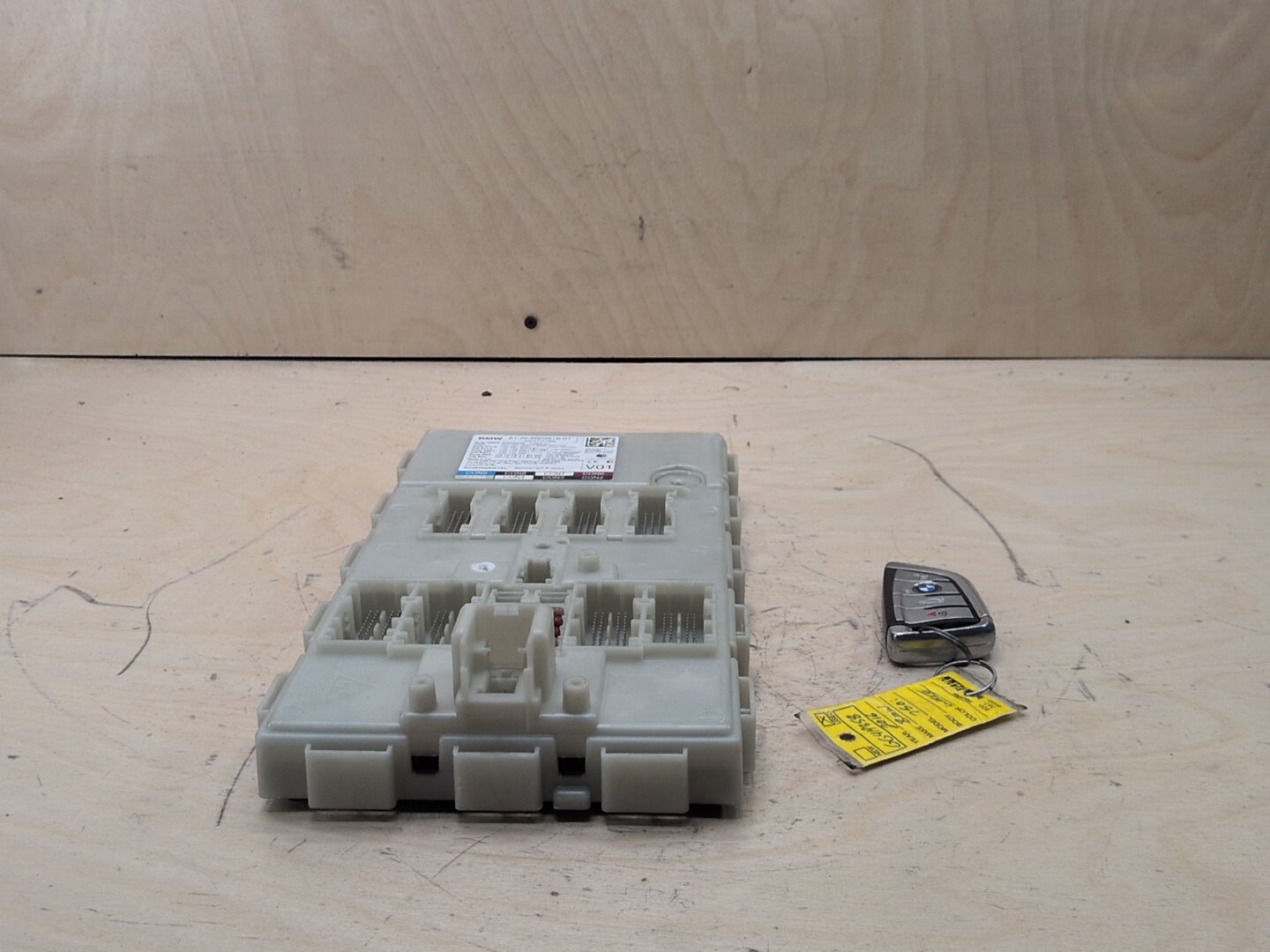 2016-2022 BMW 750i G12 Bdc Body Domain Fem Control Module w/ Key 6820916