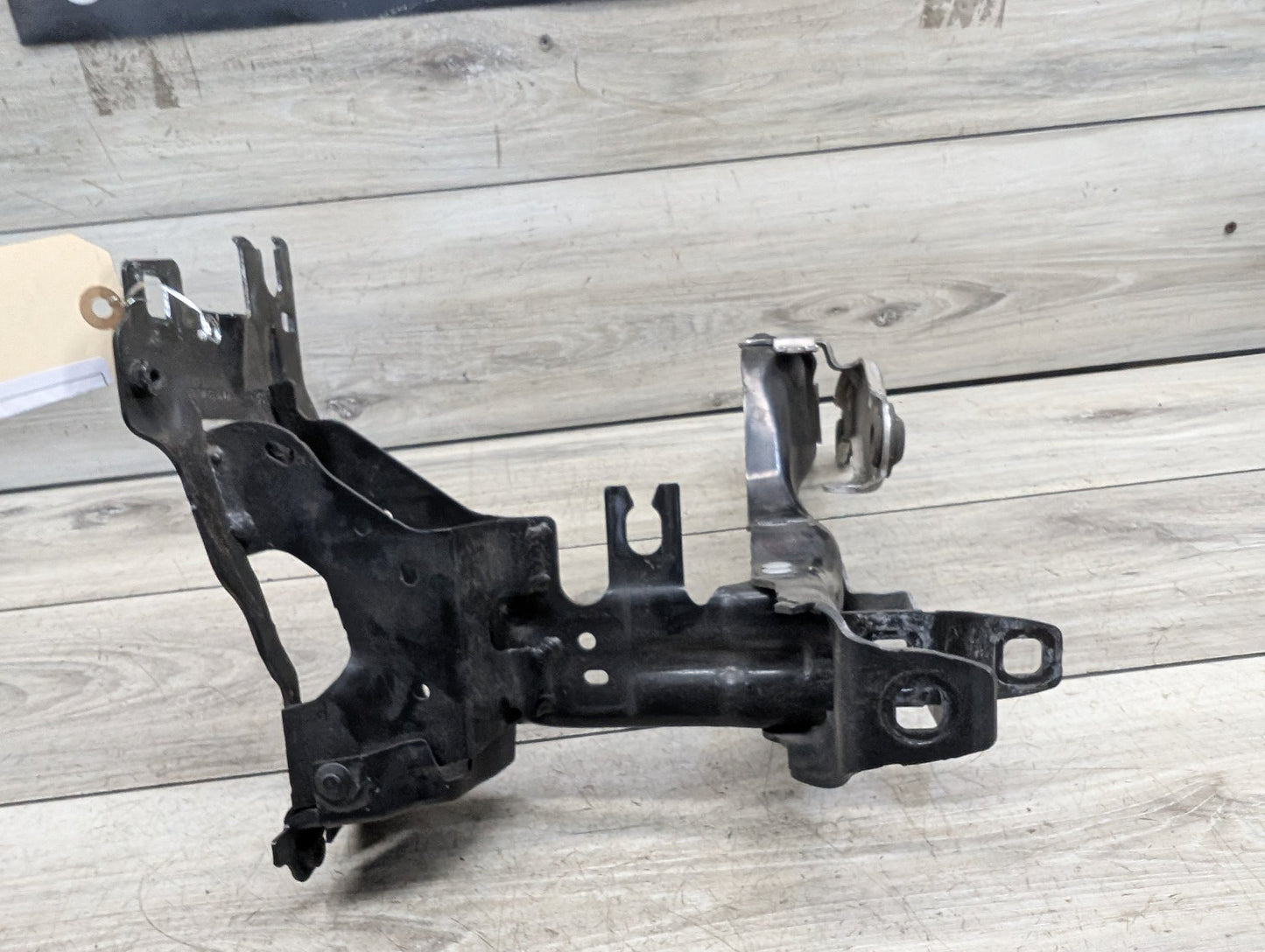 2017-2023 BMW 530i G30 Right Passenger Headlight Bracket 7383858