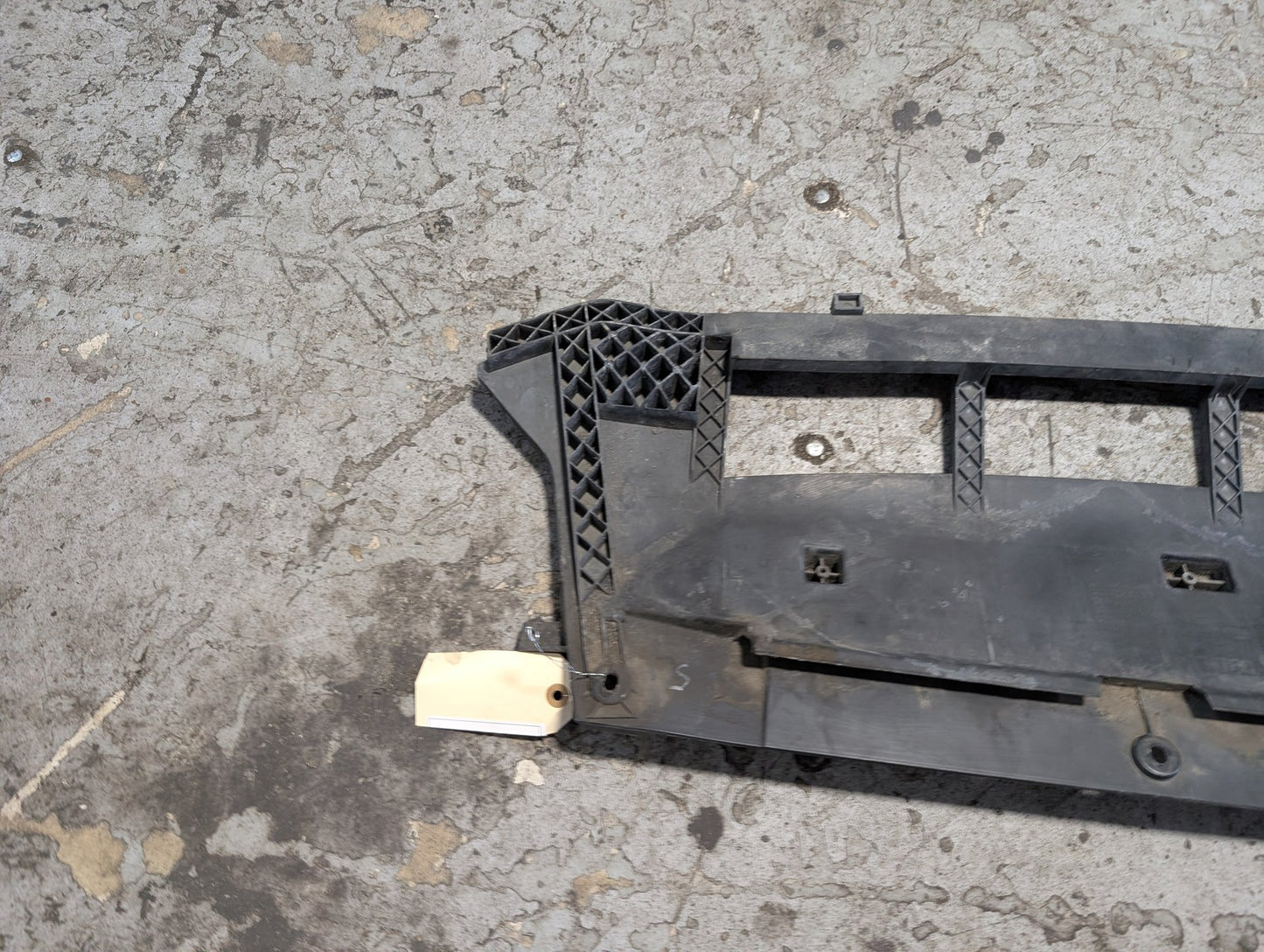 2009-2017 Audi Q5 8R Front Middle Center Bumper Cover Grille 8R0807233C