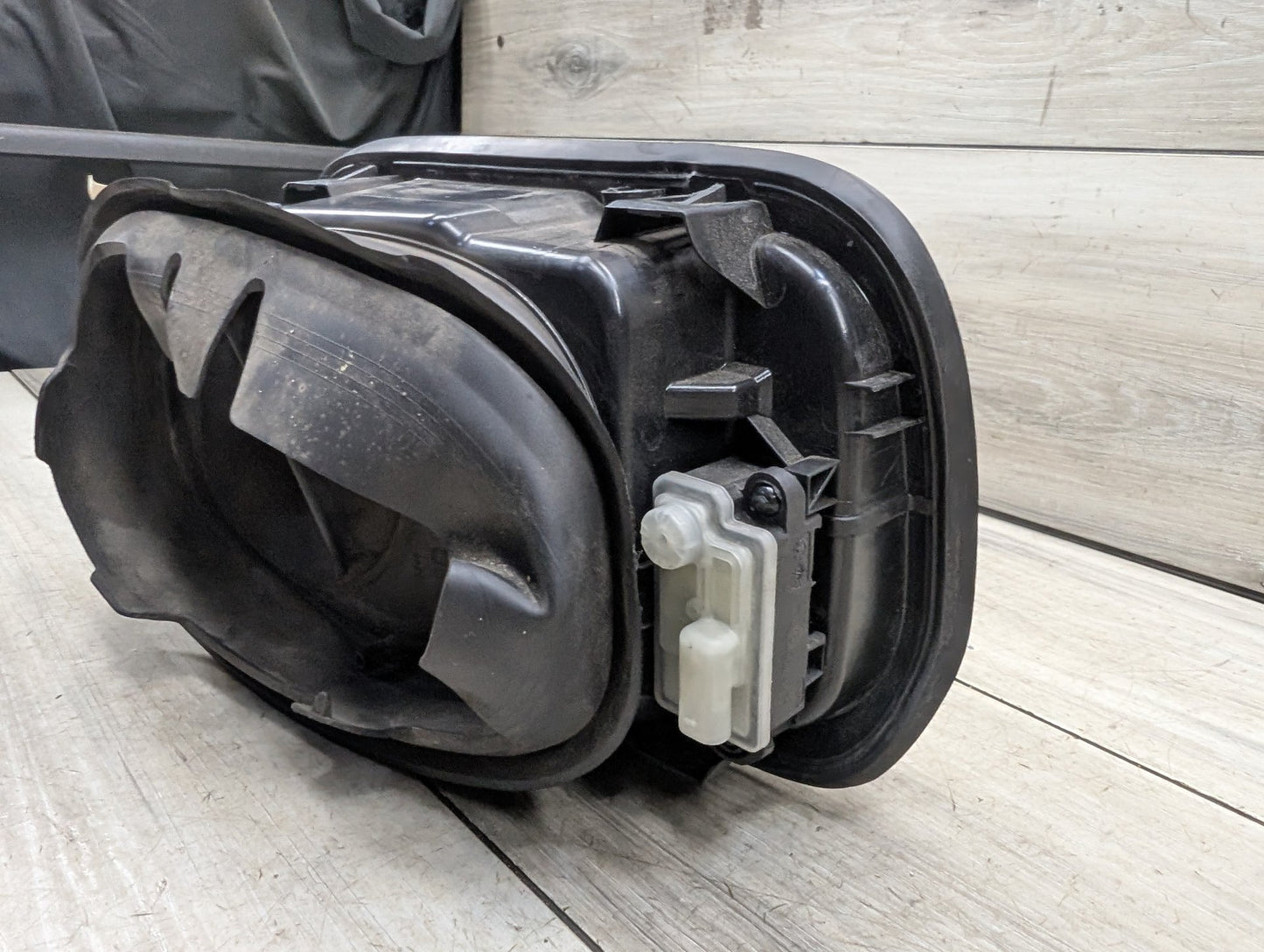2017-2023 BMW 530i G30 Gas Cover Assembly 7387939