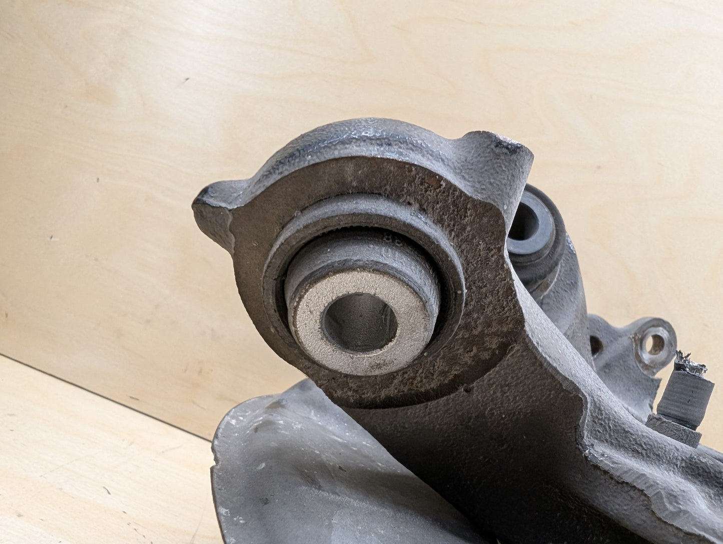 2009-2011 BMW E90 328 335 LCI Rear Left Driver Spindle Knuckle w Bearing 6783667