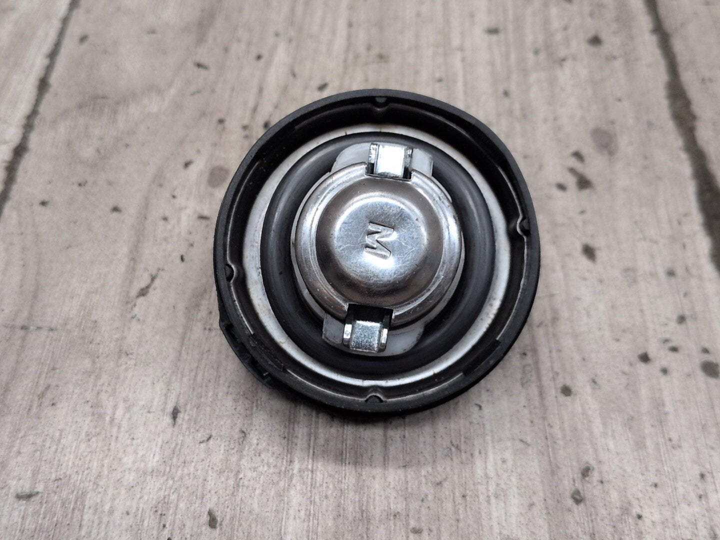 2009-2012 Mercedes-Benz E550 W212 Gas Cover A2127570006 OEM