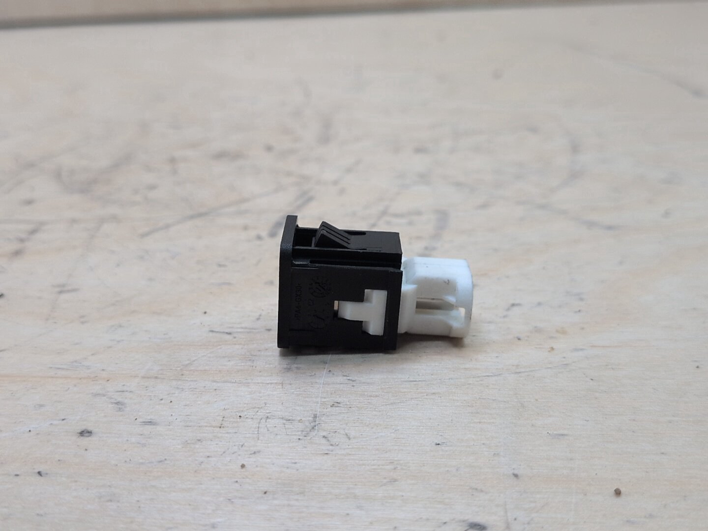 2016-2022 BMW 750i G12 AUX/ USB Charger Port Socket 9229294