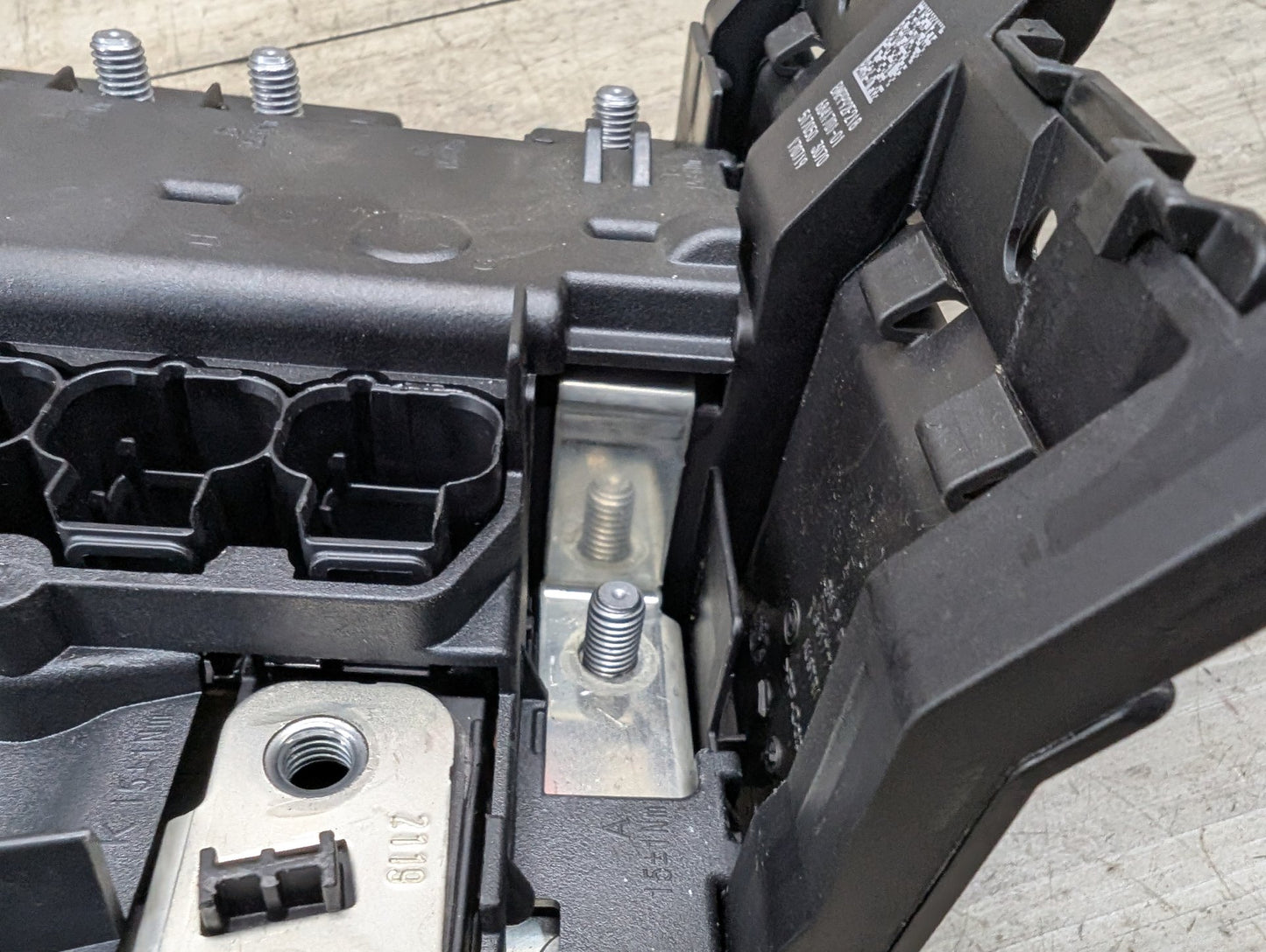 2018 - 2024 BMW X3 G01 Rear Battery B+ Terminal Junction Point Relay Fuse Box 6841701 B46B20O1