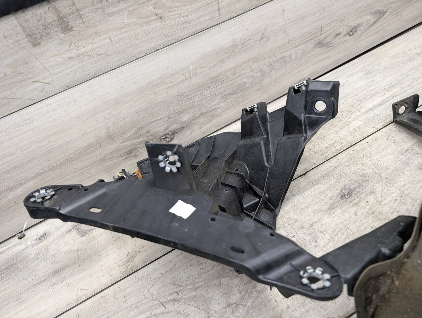 OEM BMW F15 F16 F85 F86 X5 X6 Front Left Driver Fender Mount Support Brackets