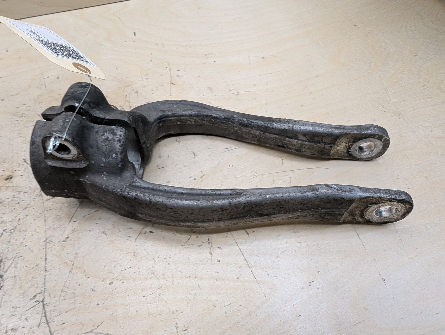 2016-2022 BMW 750i G12 Front Right Passenger Spring Strut Shock Absorber Bracket 6861200