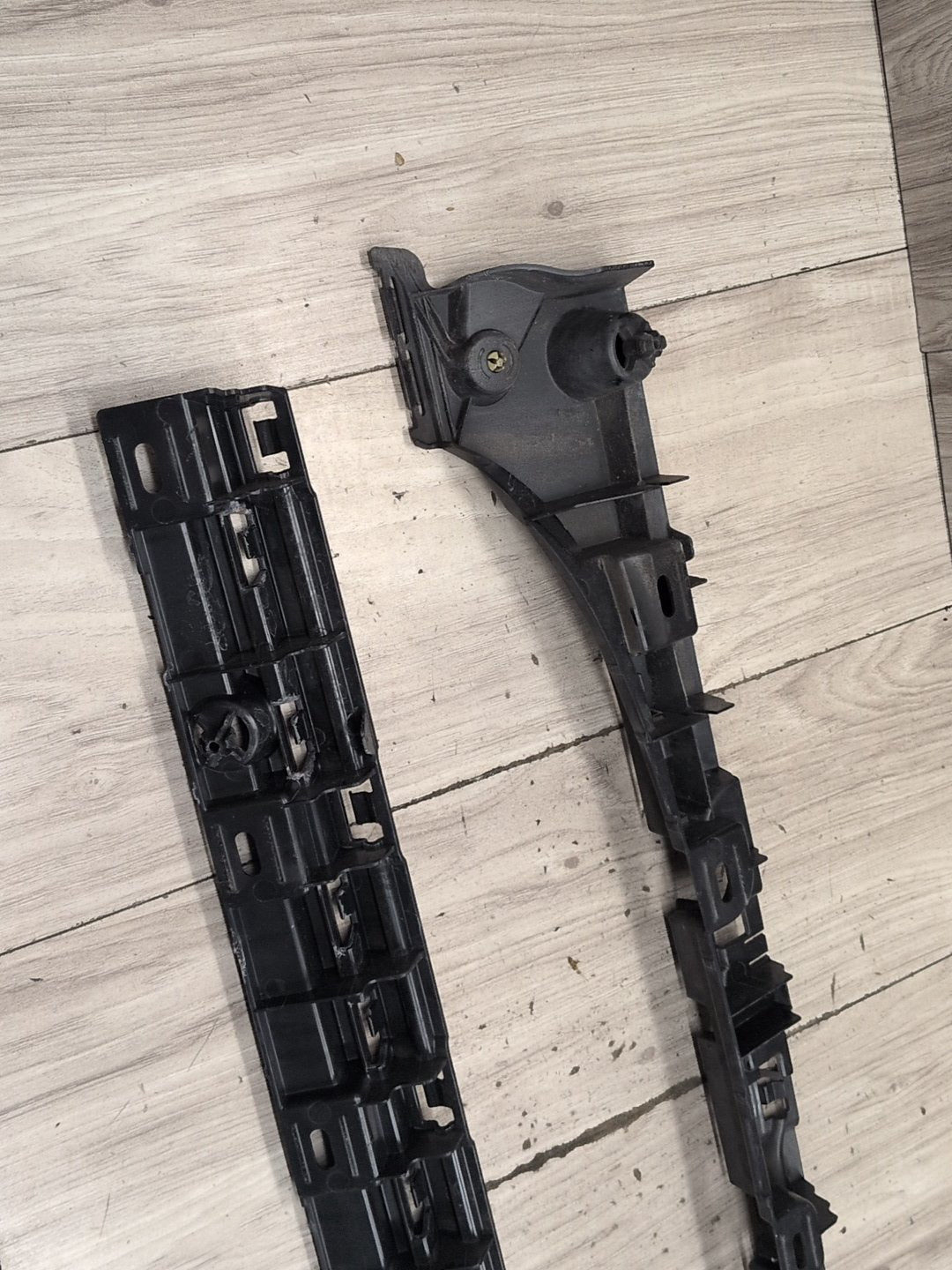 2012-2018 BMW M6 F06 Right Passenger Side Skirt Rocker Panel Brackets SET 7276350