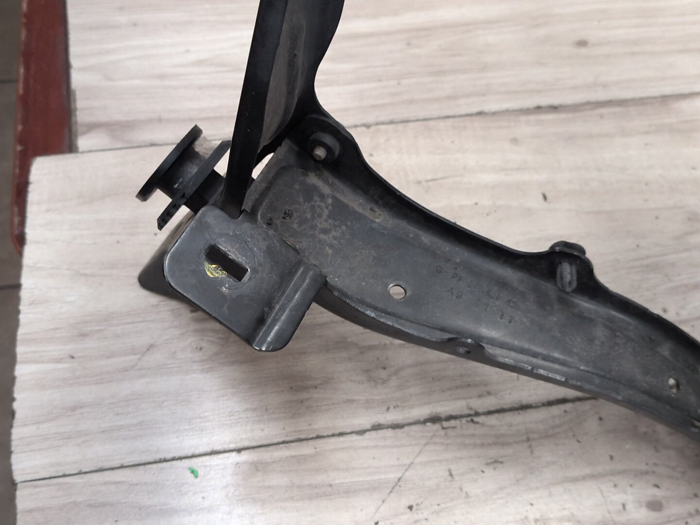 2009-2012 Mercedes-Benz E550 W212 Right Passenger Headlight Bracket 212620022