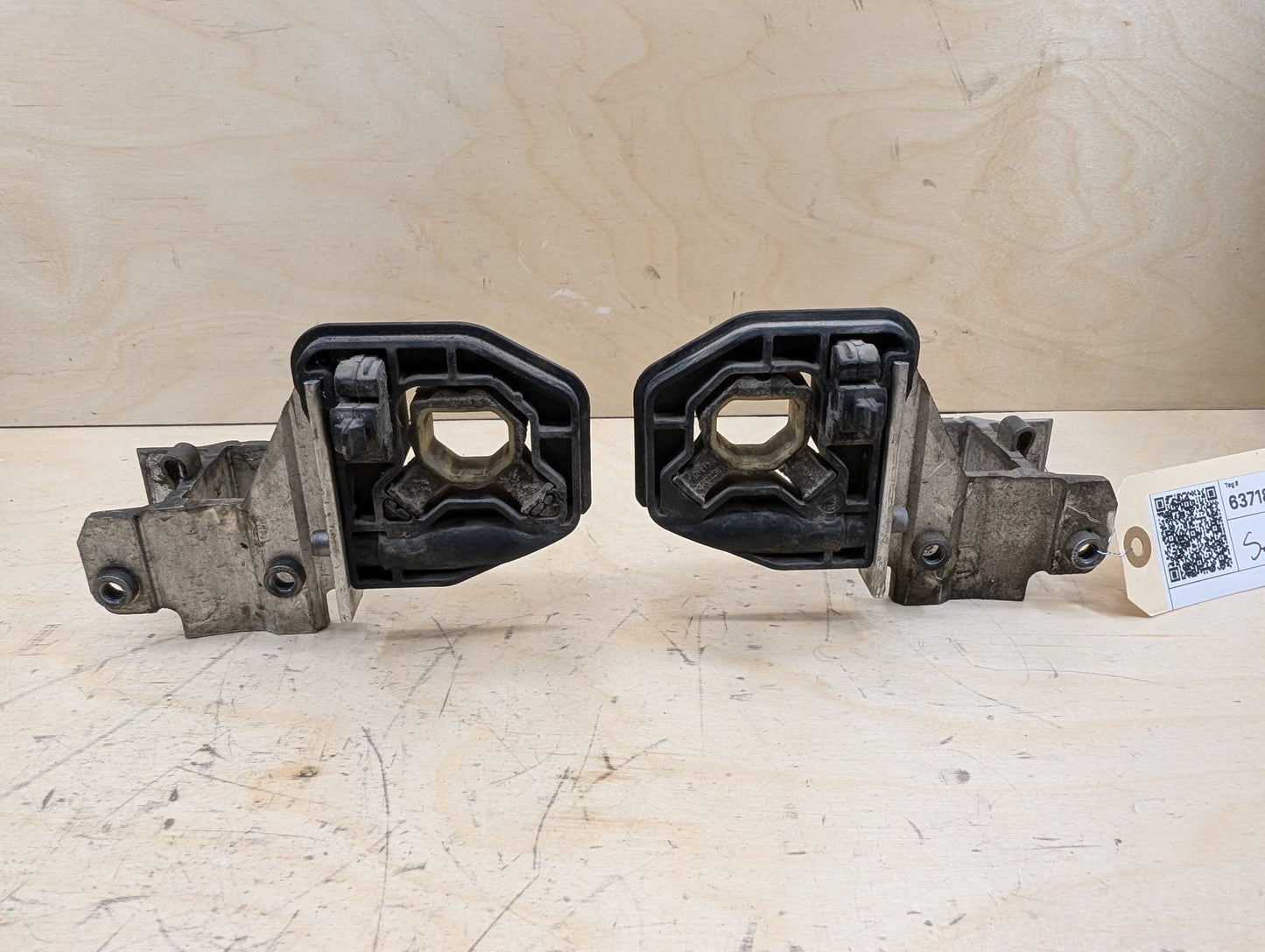 2012-2018 BMW 320i F30 Radiator Lower Mounting Brackets SET 7245796