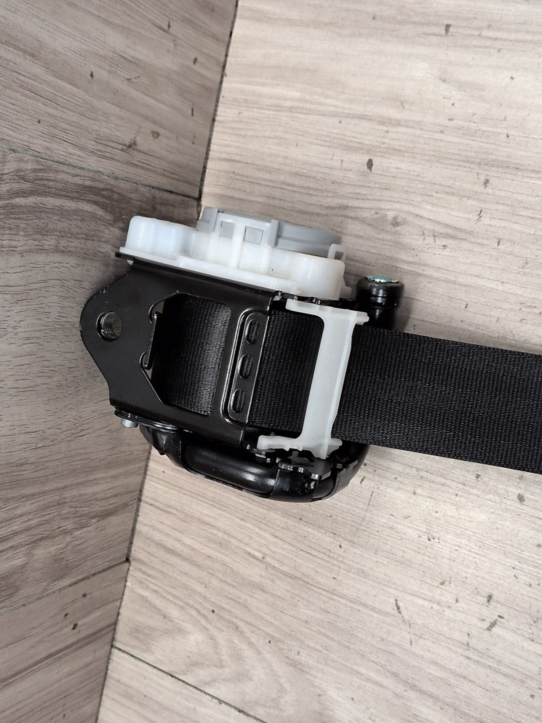 2015-2018 Audi Q3 8U Rear Left or Right Seatbelt Seat Belt Retractor 8U0857805A