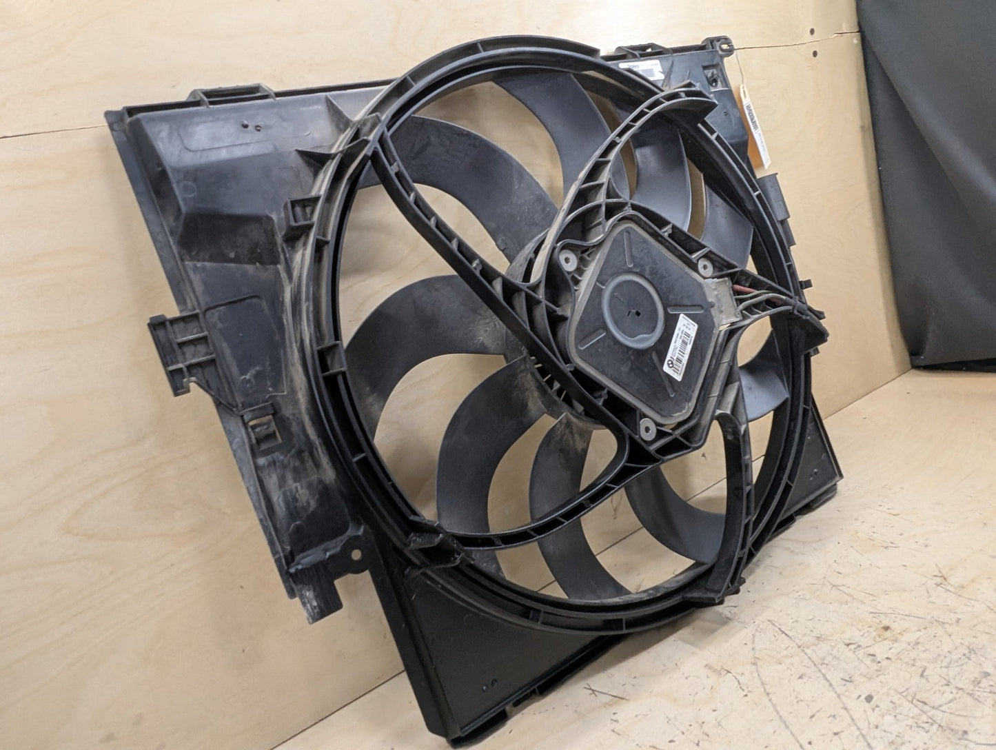 2012-2018 BMW 320i F30 Radiator Fan Shroud Housing w/ Motor 8641963