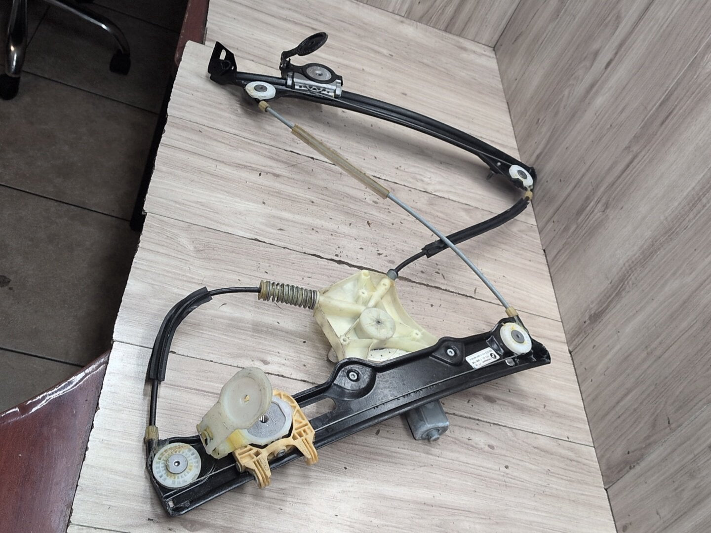 2012-2018 BMW M6 F06 Front Right Passenger Door Window Glass Regulator w/ Motor 7268798