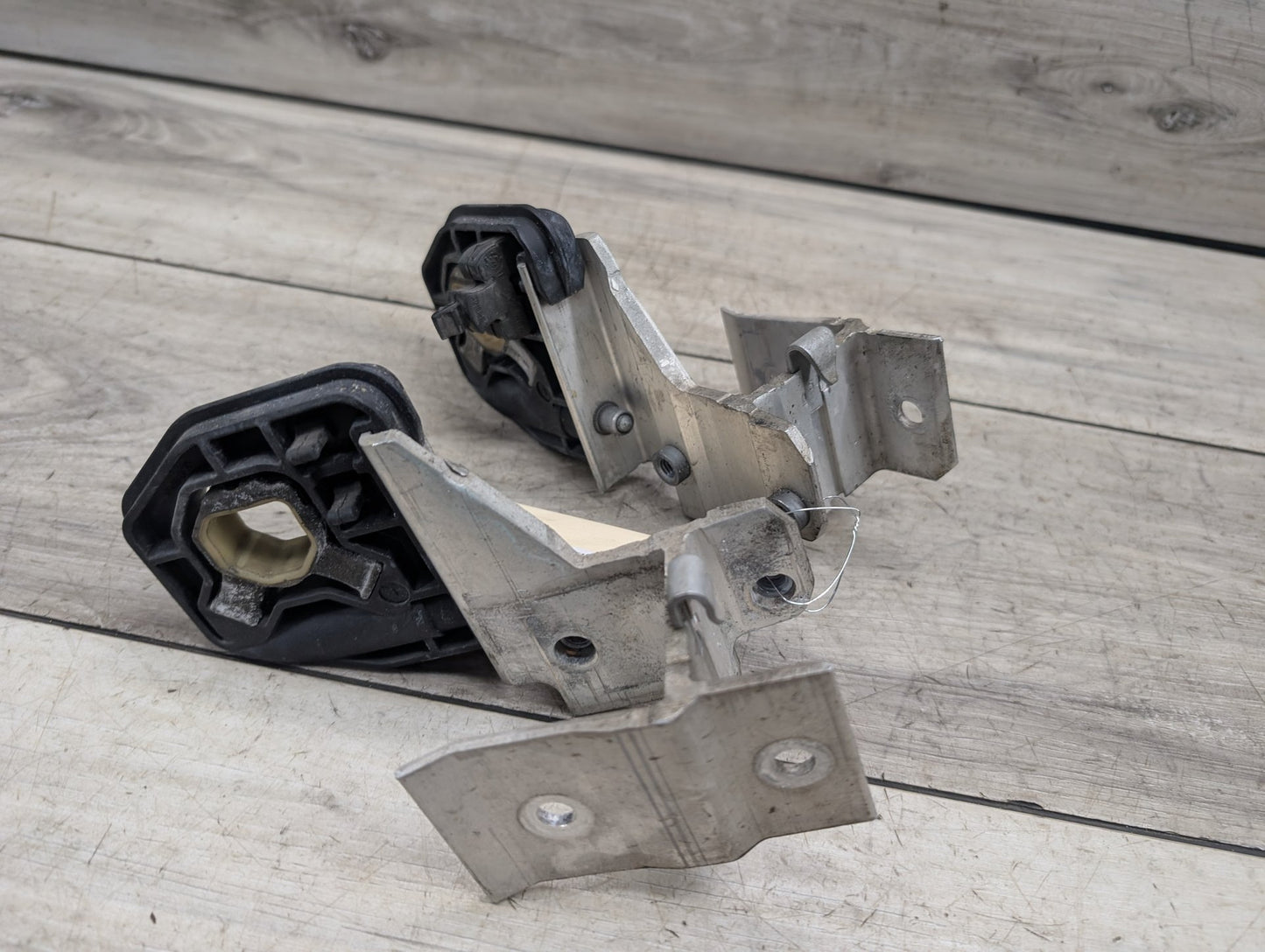 2014 - 2019 BMW 340 F34 Radiator Lower Mounting Brackets SET 8620733 B58B30M0