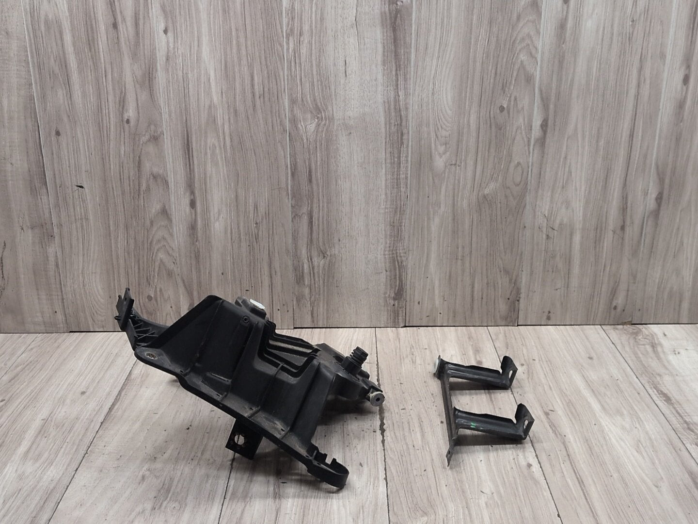 OEM BMW F15 F16 F85 F86 X5 X6 Front Left Driver Fender Mount Support Brackets