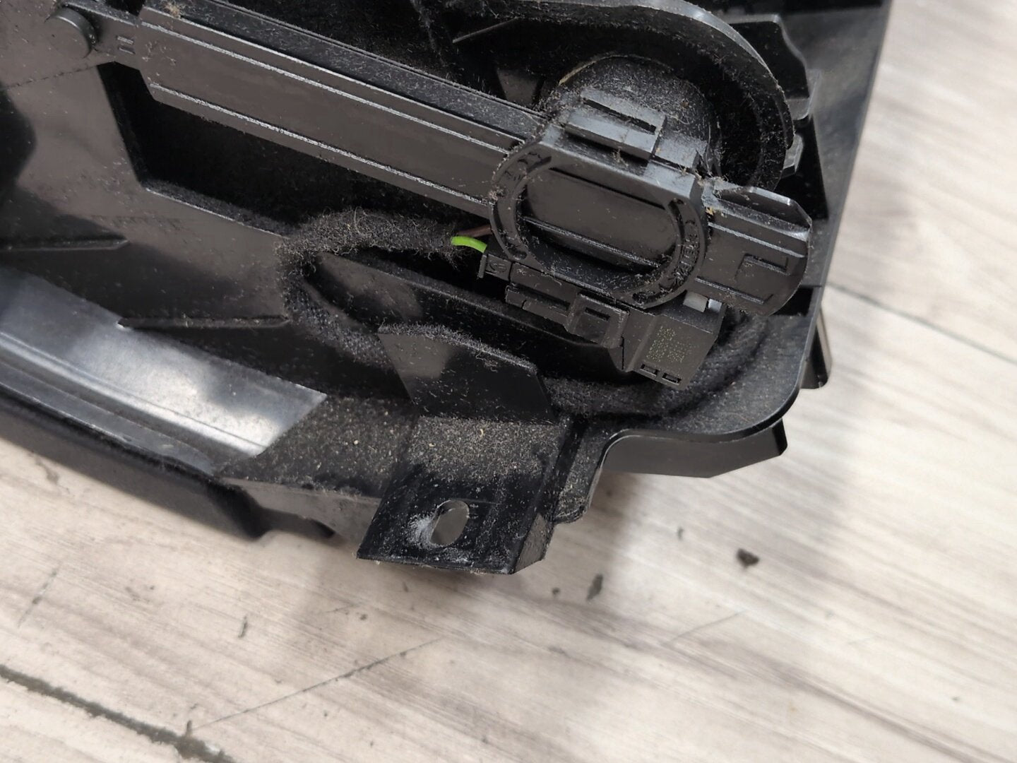 2009-2012 Mercedes-Benz E550 W212 Dashboard Dash Board Panel Glove Box Assemly A2126800091 OEM