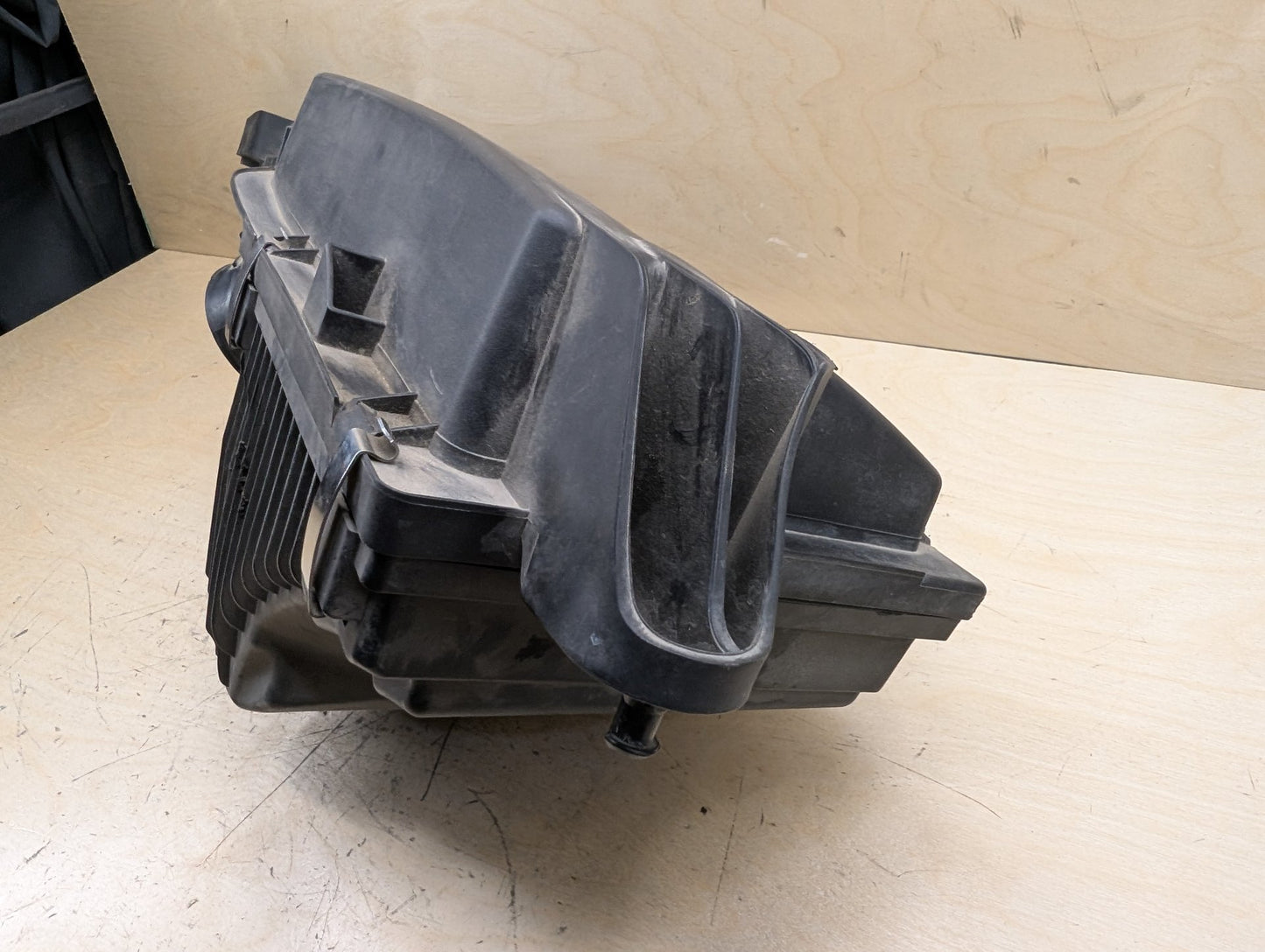 2012-2018 BMW F30 320i N20B20U0 Engine Air Filter Box Assembly 7597589