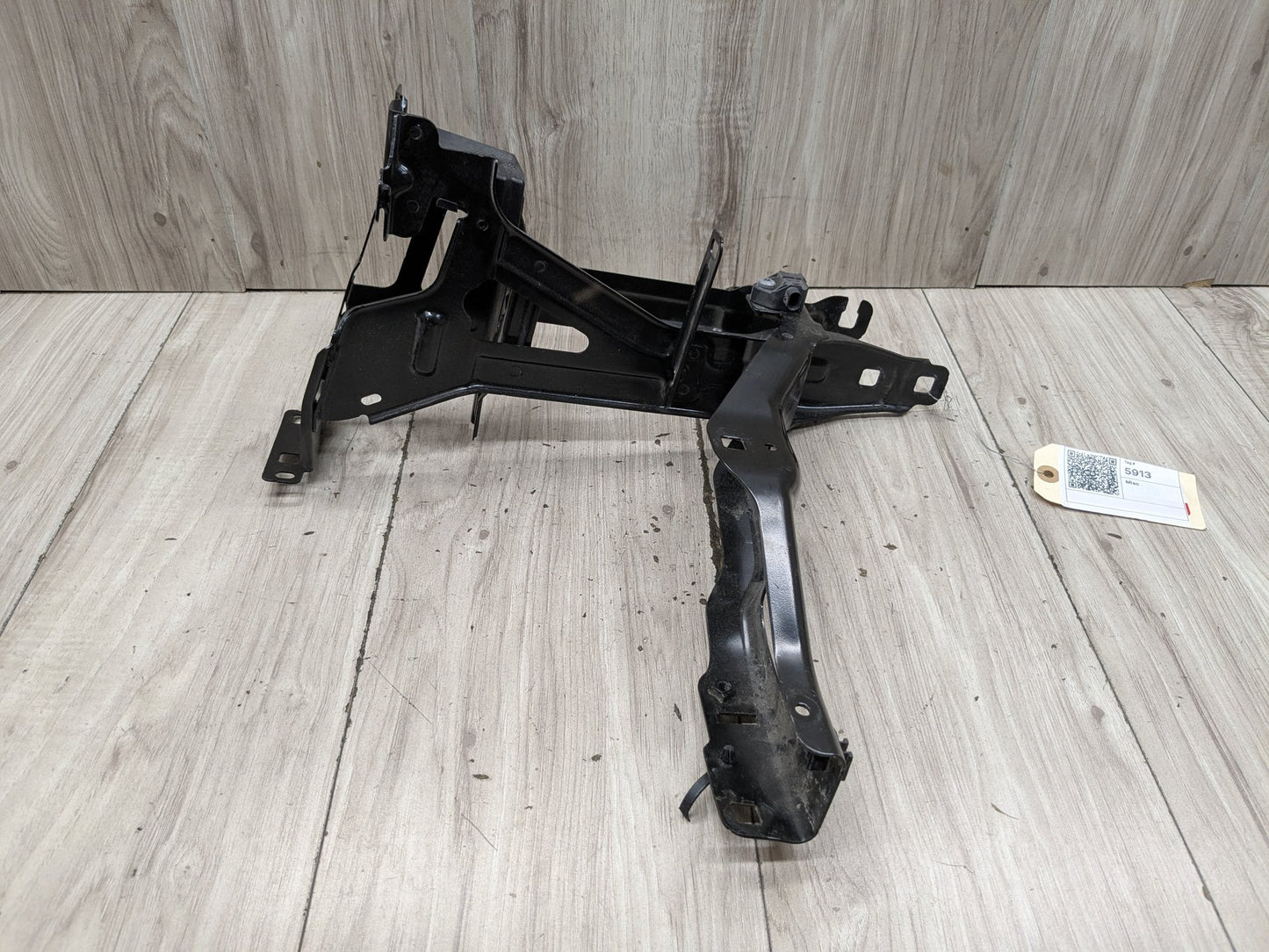 2019 BMW X3 G01 Right Passenger Headlight Bracket 7400114