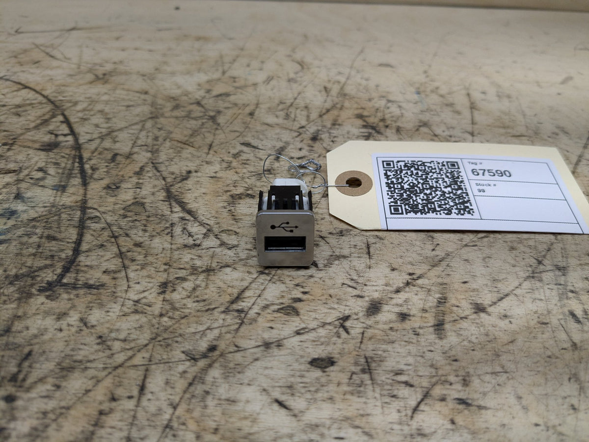 2016-2019 BMW 750i G12 AUX/ USB Charger Port Socket 9368857 OEM