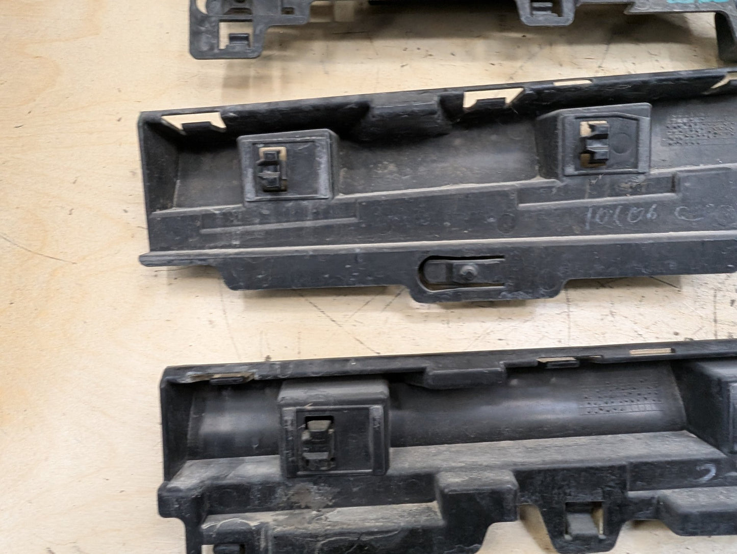2012-2018 BMW 320i F30 Right Passenger Side Skirt Rocker Panel Brackets SET 7256918