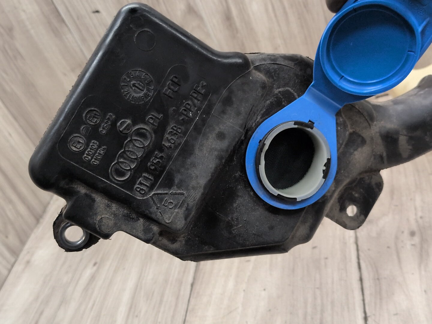 08-17 OEM Audi A4 A5 S4 S5 Windshield Fluid Reservoir Tank Assembly 8T0955453B