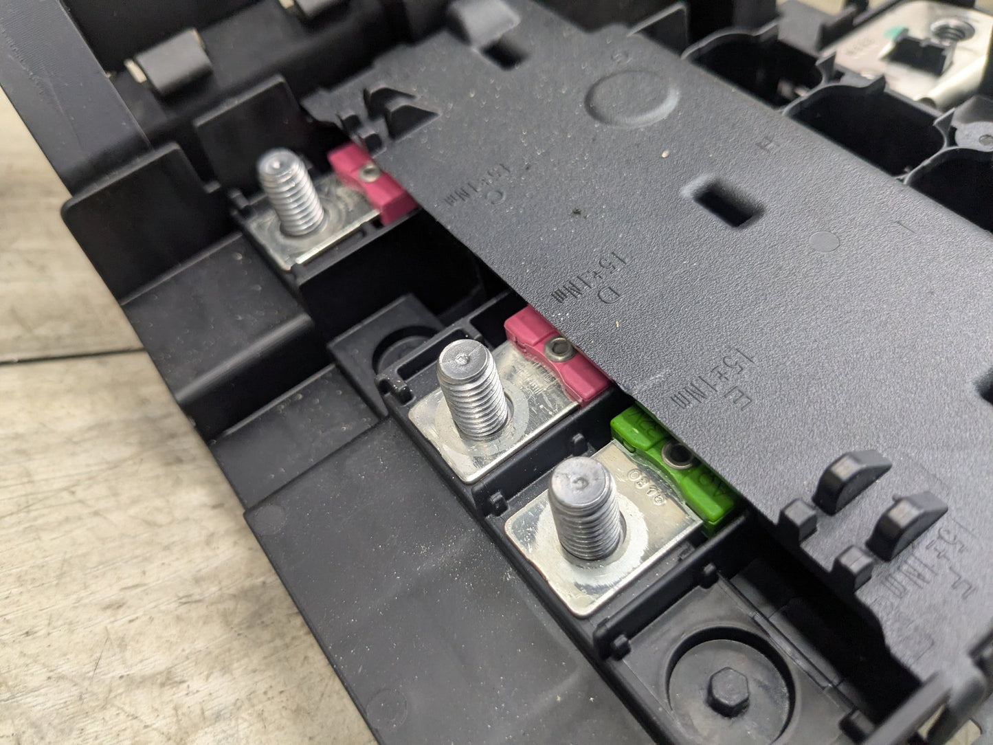 2018 - 2023 BMW X3 G01 Rear Battery B+ Terminal Junction Point Relay Fuse Box 6841701 B58B30M0