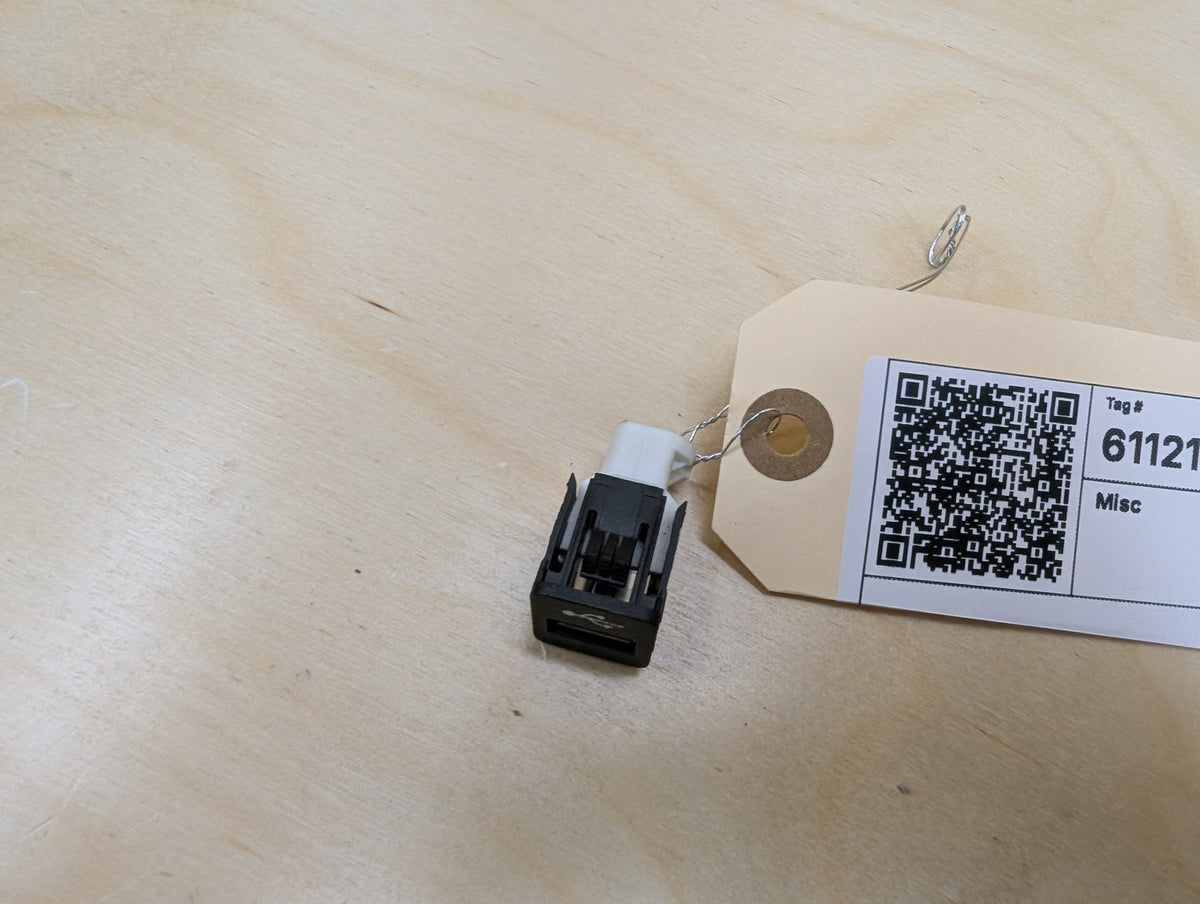 2018-2024 BMW X3 G01 AUX/ USB Charger Port Socket 9229294 OEM