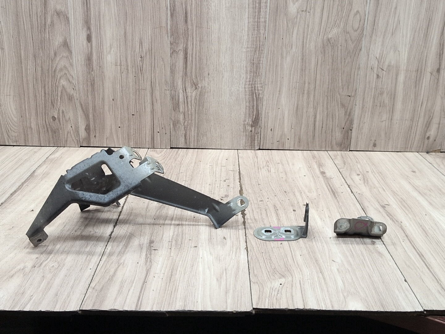 2012-2018 BMW M6 F06 Front Left Driver Fender Brackets SET 7230583