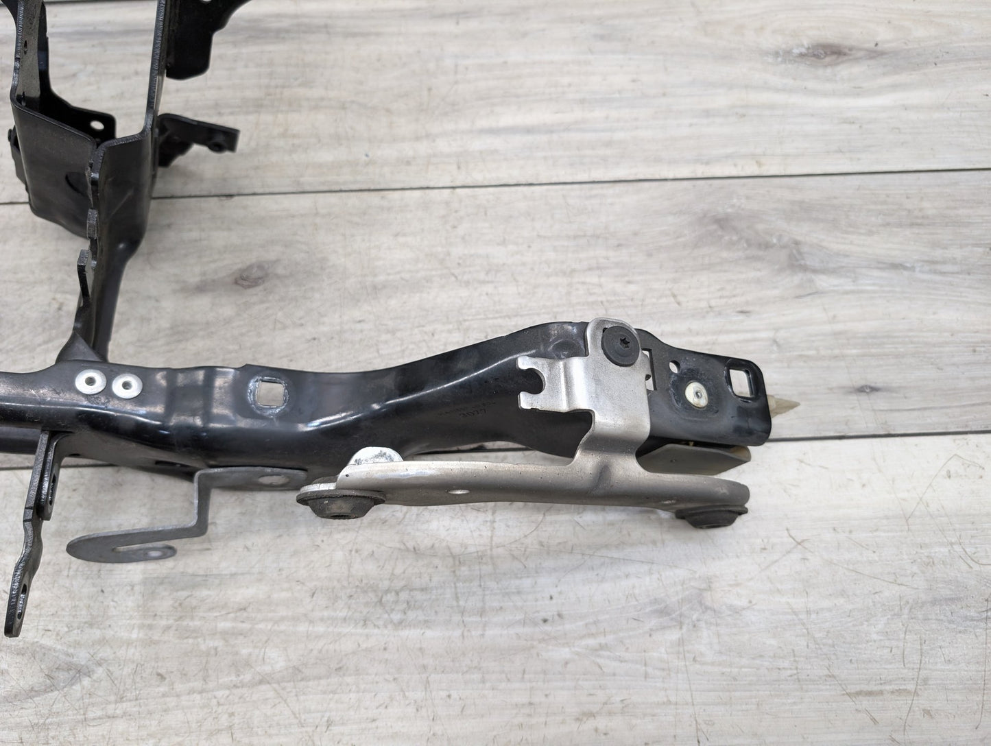 2017-2023 BMW 530i G30 Right Passenger Headlight Bracket 7383858