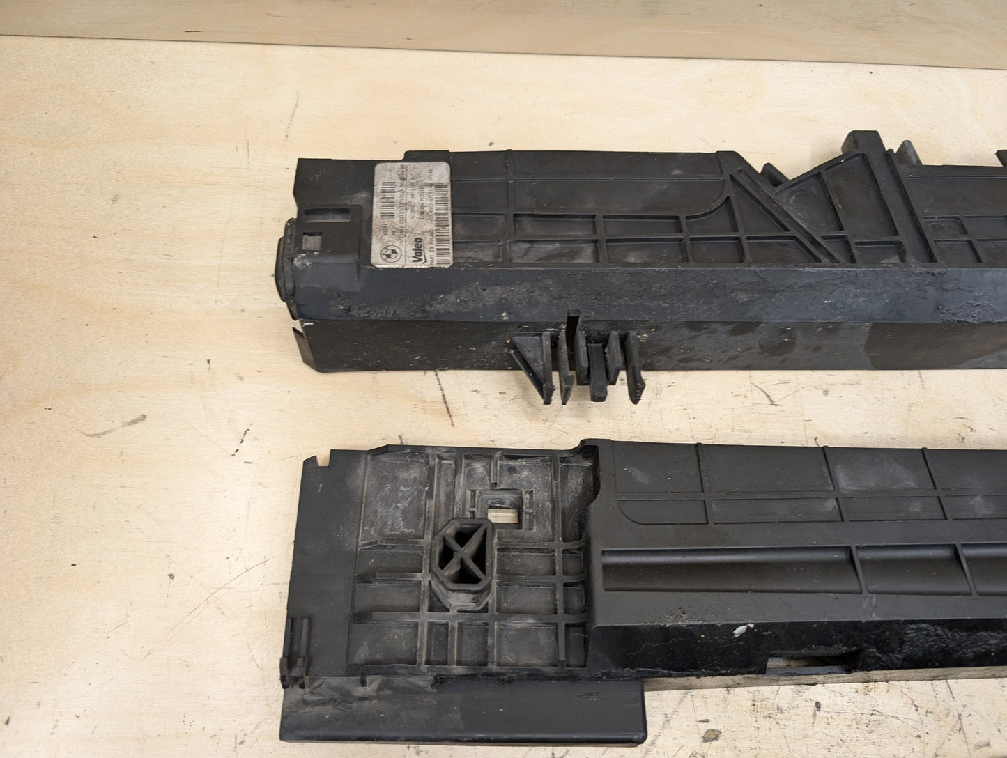 2012-2018 BMW 320i F30 Cooling Radiator Brackets SET 7600537