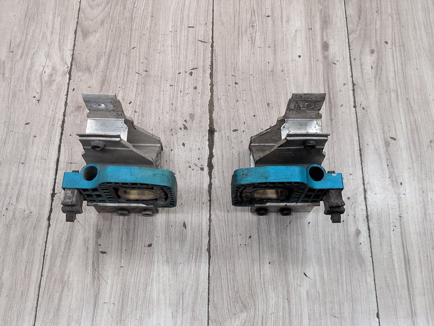 OEM BMW F90 F93 G11 G12 G16 G30 M5 Radiator Mount Support Bracket Left Right SET