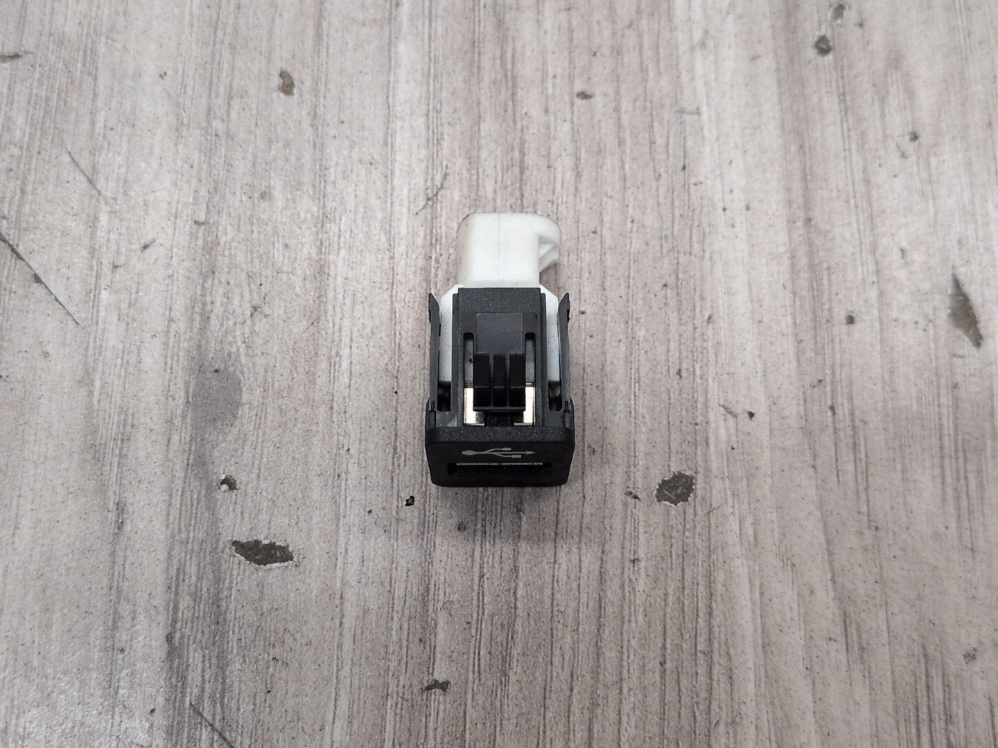 2016-2022 BMW 750i G12 AUX/ USB Charger Port Socket 9229294 OEM
